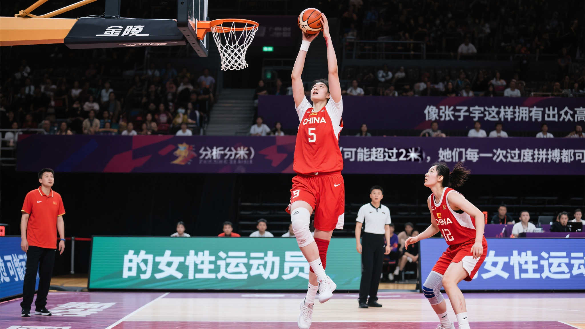 杨毅建议张子宇慎重考虑WNBA之路,身高或成伤病隐忧 这也成为杨毅担忧的重要理由之一,他明确表示:“像张